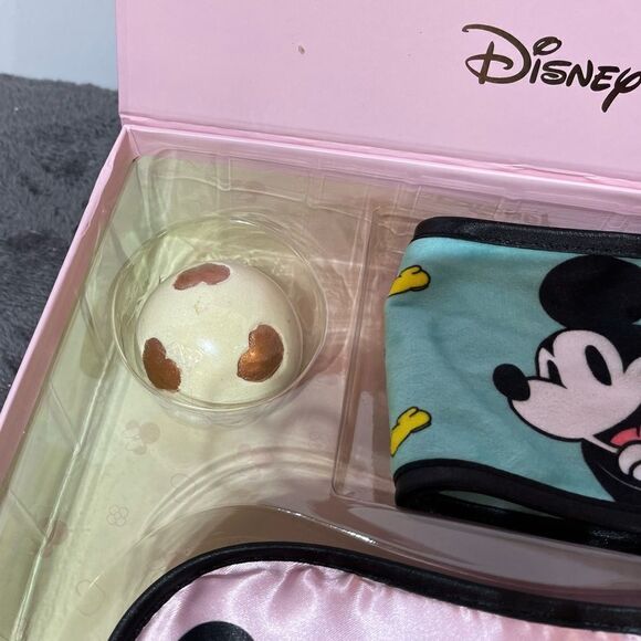 The Crème Shop Disney Spa Gift Set Of 3 NWT - Picture 6 of 7